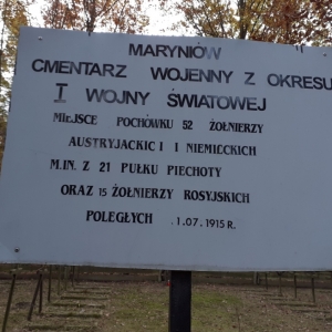 Na zdjęciu pamiątkowa tablica na Cmentarzu w lesie w Maryniowie