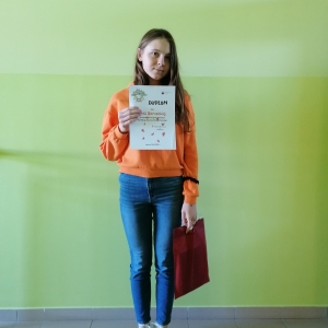 Na zdjęciu Julka Bernecka z dyplomem za udział w konkursie