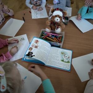 Dzieci rysują ilustrację do fragmentu książki "Kot Filemon"