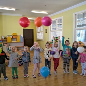 pokaż obrazek - Zabawa balonami - dzieci sprawdzają, czy powietrze można złapać