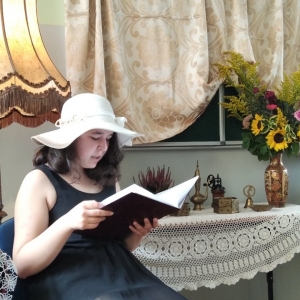 Zdjęcie nr 5 przedstawia uczennicę kl. VIII czytającą fragment Moralności pani Dulskiej Gabrieli Zapolskiej