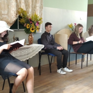 Zdjęcie przedstawia uczniów kl. VIII podczas czytania fragmentów Moralności pani Dulskiej Gabrieli Zapolskiej