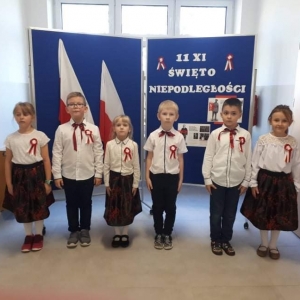 Uczniowie klasy I przed wykonaniem tańca narodowego Krakowiaka
