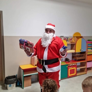 Mikołaj obdarowany prezentem przez dzieci