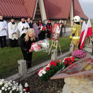 Dyrektor szkoły składa kwiaty na grobie nieznanego żołnierza - cmentarz w Milejowie.