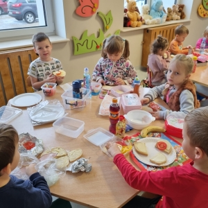 Dzieci z grupy 3-5 latków w trakcie przygotowywania zdrowych kanapek.
