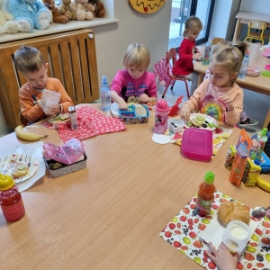 Dzieci z grupy 3-5 latków w trakcie jedzenia zdrowych kanapek.