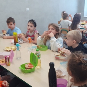 Uczniowie klasy II i III podczas wspólnego śniadania.