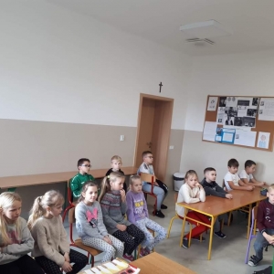 Uczniowie klas I-III siedzą i słuchają bajki o „ Życzliwym królestwie”.