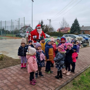  Przedszkolaki cieszą się z Mikołajem.