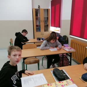 Uczniowie klasy VI podczas konkursu językowego.