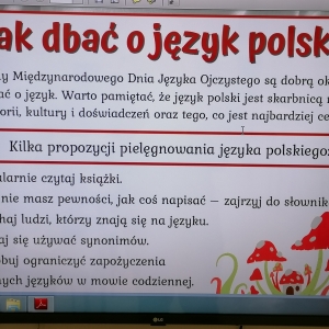 Uczniowie dowiadują się, jak dbać o język polski.